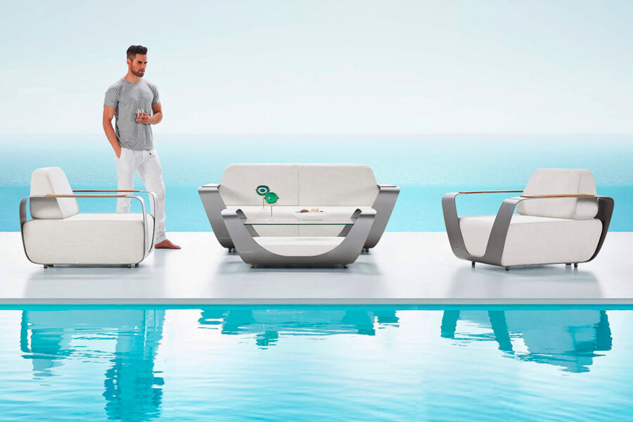 Salon de jardin aluminium blanc haut de gamme composé d'un canapé de jardin, de deux fauteuils de jardin et d'une table basse. Collection Onda: design Pininfarina.