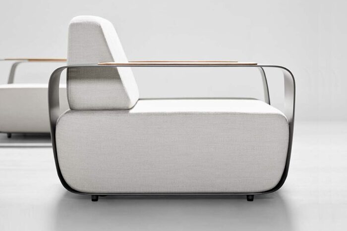 Fauteuil de jardin blanc et aluminium haut de gamme de la collection Onda. Vue sur la finesse du profilé aluminium des accoudoirs.