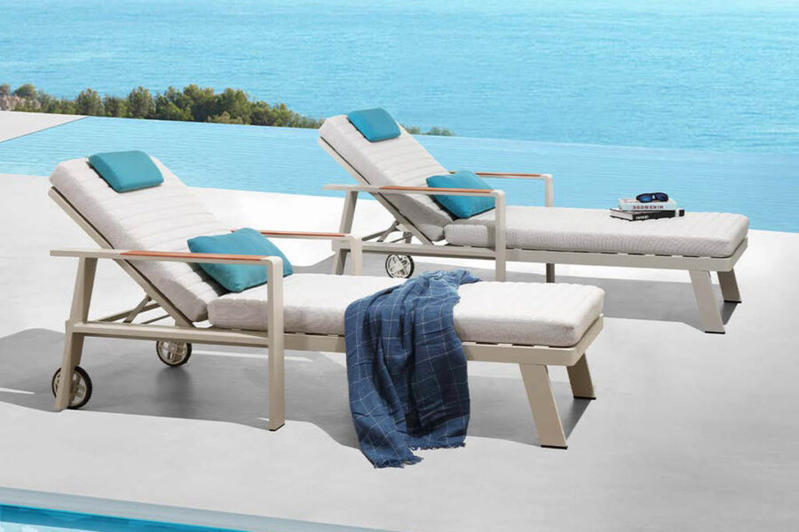 Deux Bains de soleil haut de gamme transats blancs design avec table d'appoint NOFI.