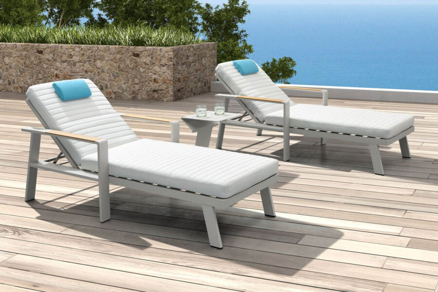 Deux bains de soleil haut de gamme aluminium sur terrasse bois, coloris blanc, collection Nofi.