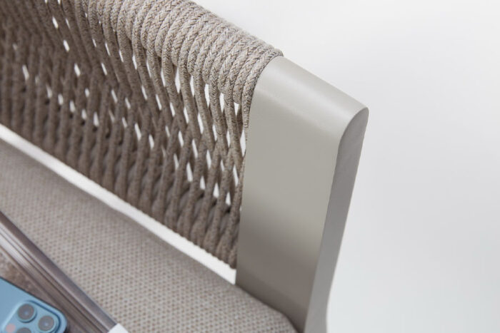 Détails des finitions du cordage tressé beige de l'accoudoir d'une chaise Borroméo