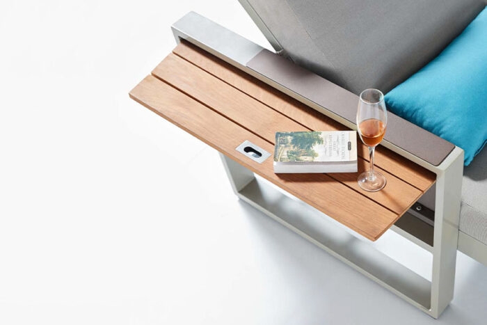 Tablette escamotable intégrée aux accoudoirs