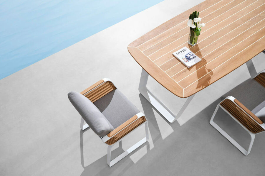 Zoom plateau table de jardin en teck et fauteuil assorti WING.