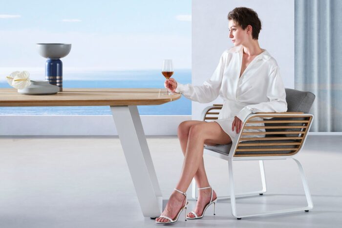Zoom table de jardin en teck et fauteuil assorti WING.