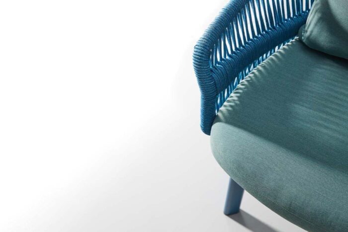 Détail chaise bleue tressée AIO