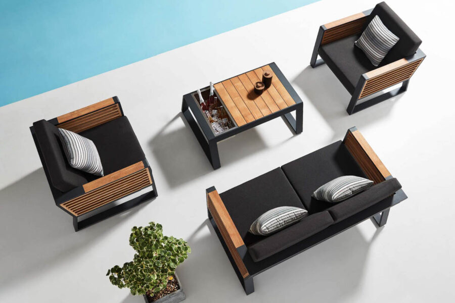 Salon de jardin aluminium noir et bois 4 places Haut de gamme New-York: un canapé 2 places, 2 fauteuils, une table basse. Matériaux: aluminium noir et bois de teck.
