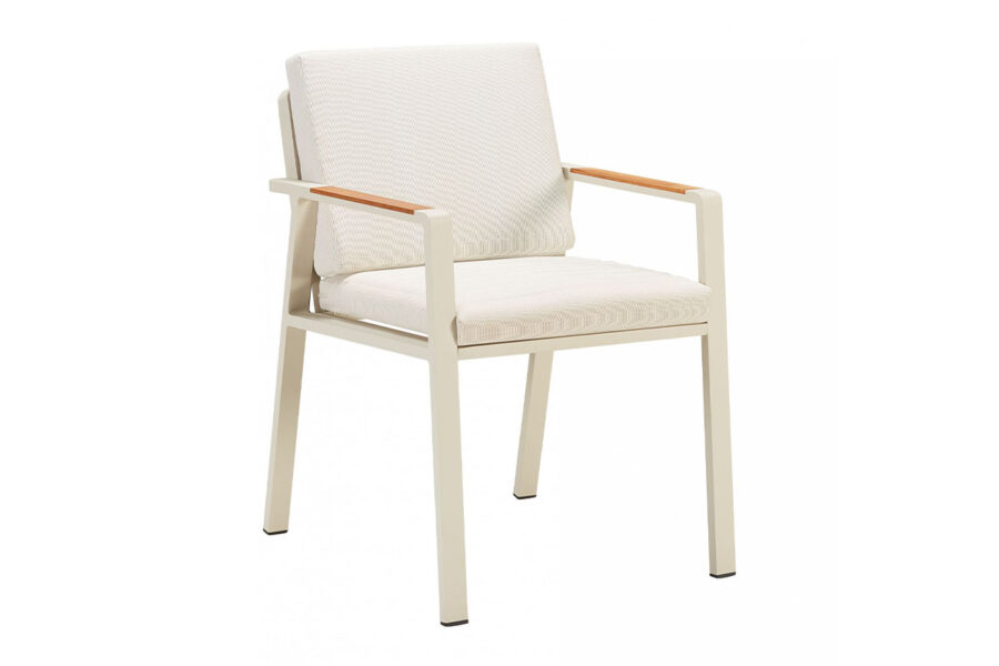 Chaise de jardin en aluminium blanc et tissu beige haut de gamme. Accoudoirs en teck. Collection Nofi.