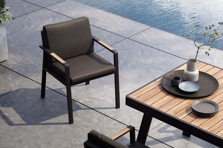 Zoom sur finitions en teck du fauteuil de jardin et table en aluminium noir Nofi.
