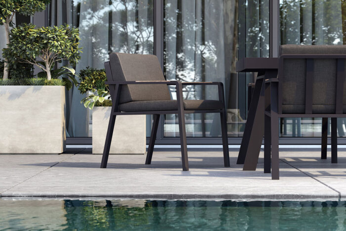 Vue de la chaise de jardin noire avec accoudoirs, issue de la collection Nofi.