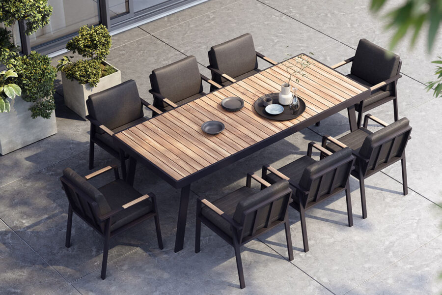 Ensemble table et chaises de jardin en aluminium noir et teck pour 8 personnes.