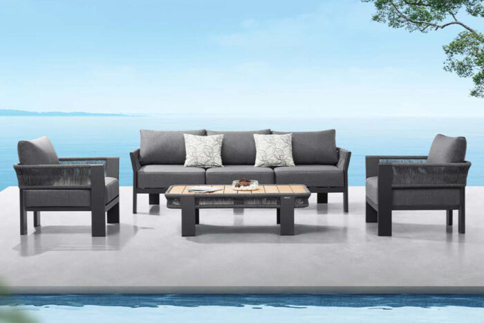 Salon de jardin Haut de gamme résine tressée gris anthracite BORROMEO : un canapé de jardin 3 places, deux fauteuils, une table basse assortie. Structure en aluminium gris foncé.