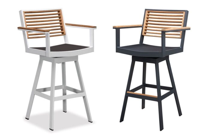 Chaises hautes bar d'extérieurs pivotantes présentées en version noire et version blanche. Collection York.