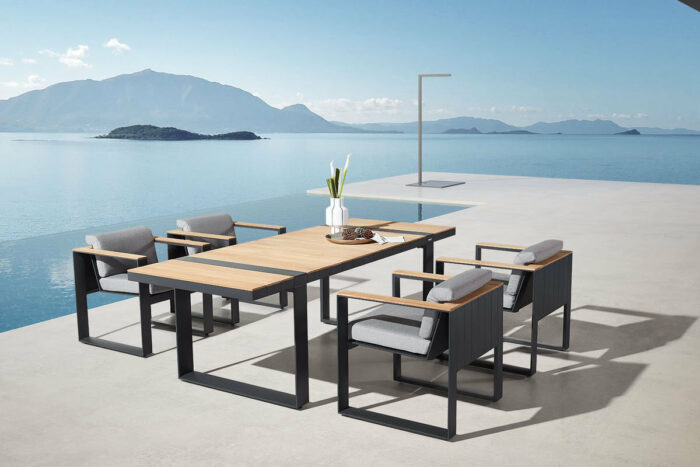 Table et chaises de jardin Aluminium noir et plateau en teck Cambusa.