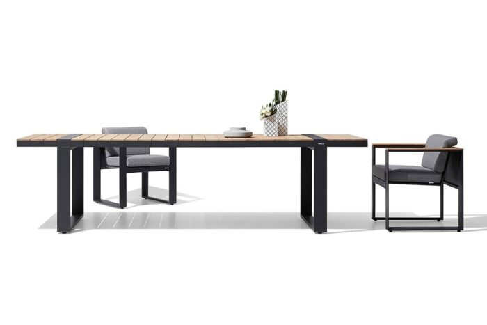 Vue profil table teck et aluminium noir et deux fauteuils de jardin Cambusa.