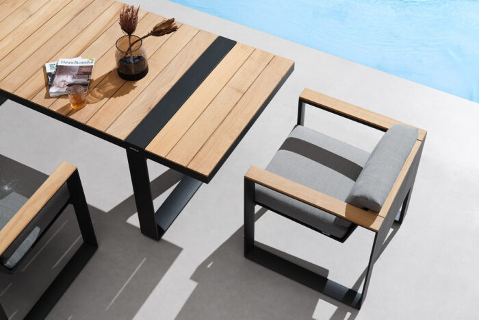 Vue de haut table et fauteuils de jardin teck Cambusa