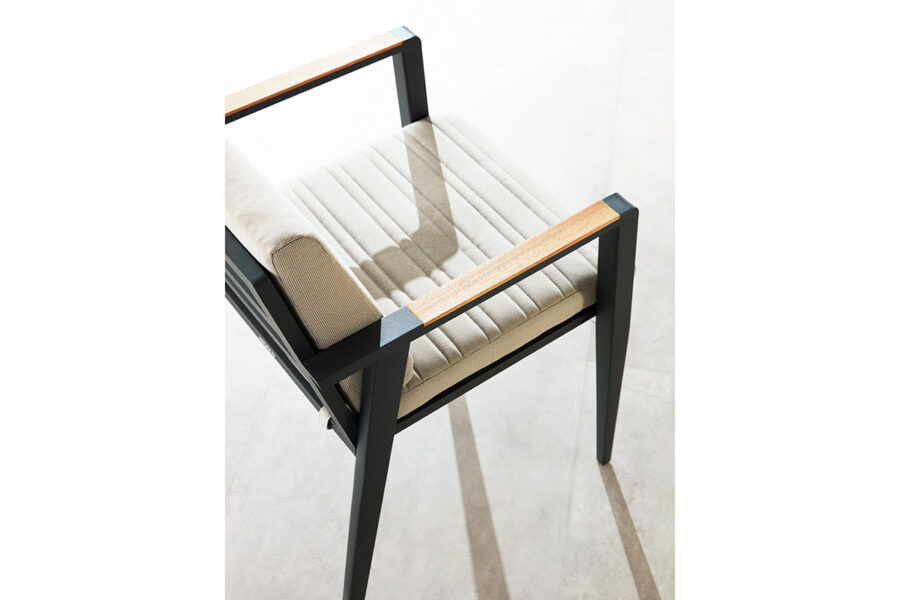 Finitions textile oléfine chaise d'extérieur bois de teck et aluminium noir Emoti.
