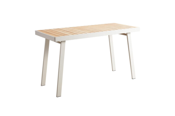 Table haute de jardin en aluminium blanc et plateau en teck massif. Finitions haut de gamme chez Maison Belloeil.