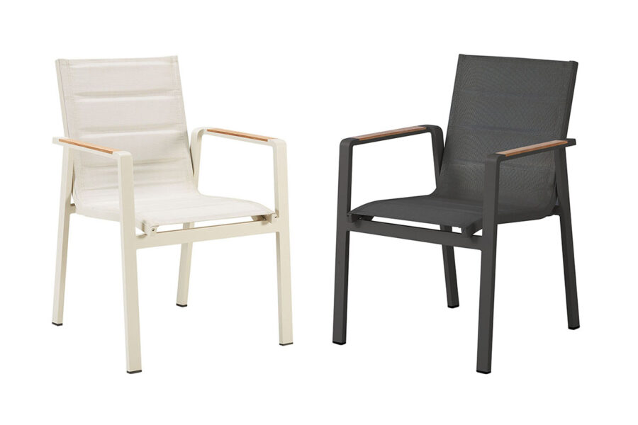 Deux chaises de jardin en aluminium: l'une blanche, l'autre noire. Finitions haut de gamme des accoudoirs.