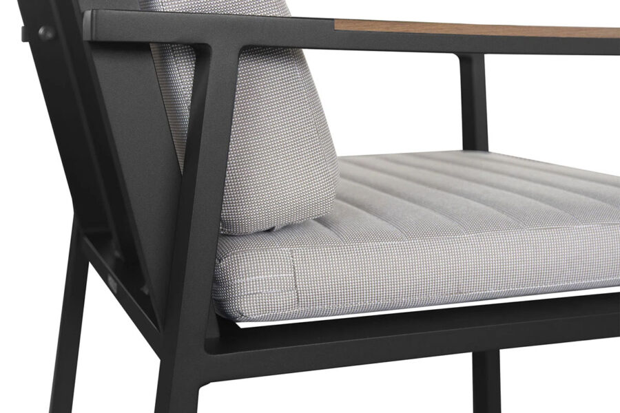 Détails finitions chaises haute de jardin avec la structure en aluminium noir et le tissu haut de gamme. Collection Nofi chez Maison Belloeil.