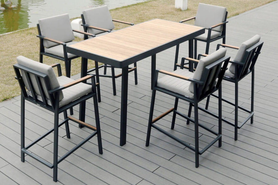 Ensemble table haute de bar et 6 chaises haut de gamme en alu noir et teck Nofi.