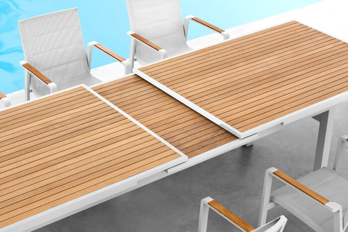 Détail plateau extensible de la grande table en teck et aluminium Nofi.