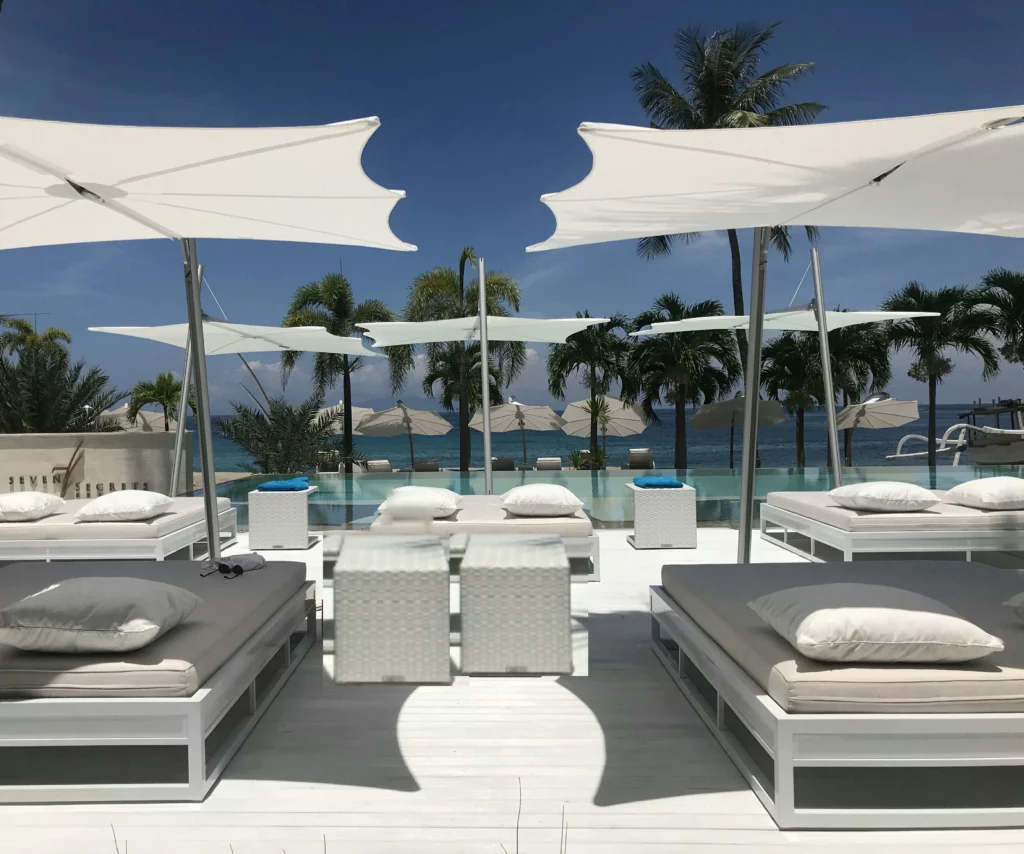 Hôtels et Yachts 79 Cantilever umbrella Spectra umbr (1)