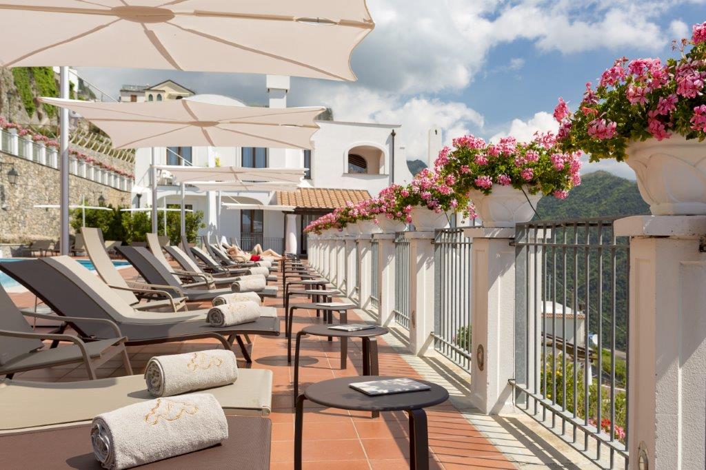 Spectra Cantilever umbrella Villa Piedimonte ItalyLR1