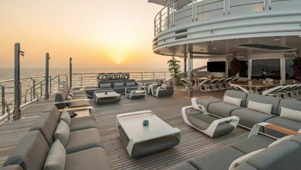 Salon Onda gris de Higold sur le pont d'un Yacht